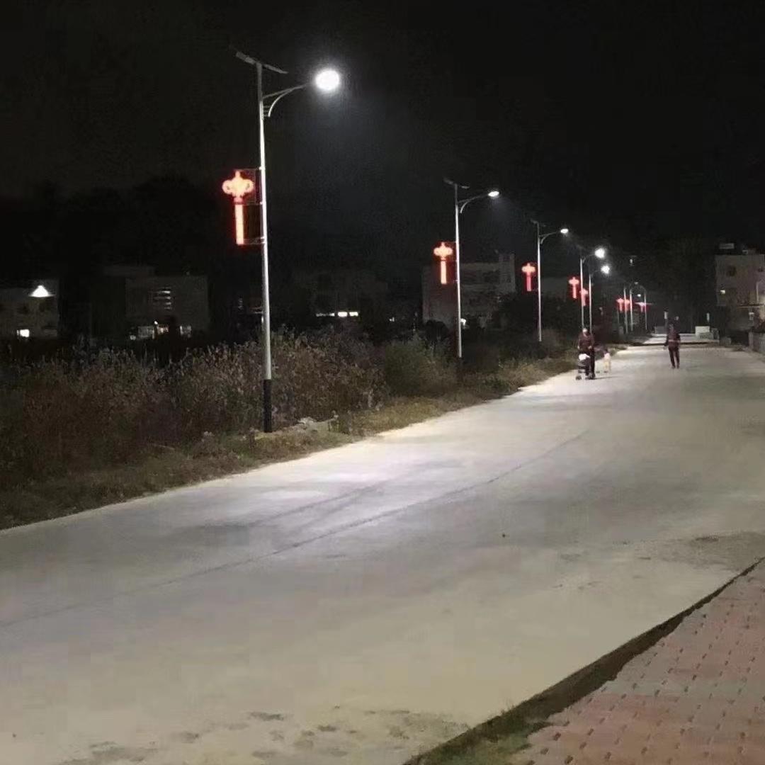 新安路段中国结太阳能路灯安装案例